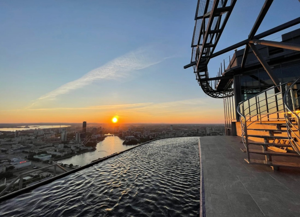 Бассейн на крыше небоскреба «Высоцкий»